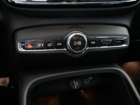 Used 2025 Volvo XC40 B5 Core image 20