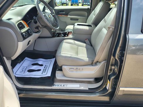 Used 2011 Chevrolet Avalanche LTZ AWD/4WD image 16