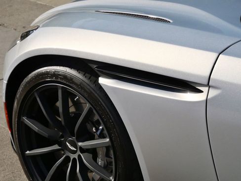 Used 2022 Aston Martin DB11 Volante image 9