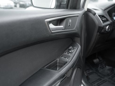 Used 2018 Ford Edge SE image 18