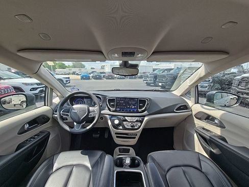 Used 2023 Chrysler Pacifica Touring-L FWD image 2