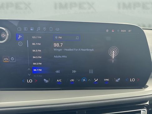 Used 2025 Chevrolet Traverse LT FWD image 18