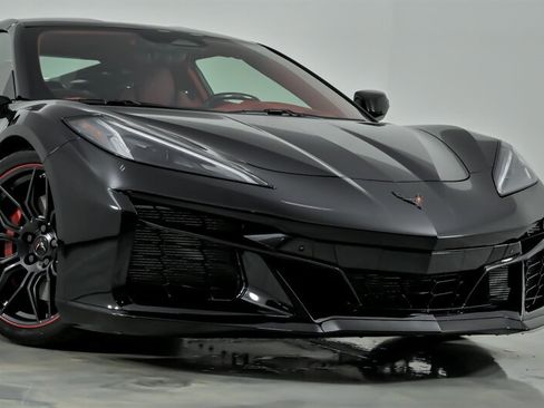 Used 2025 Chevrolet Corvette Z06 RWD image 3