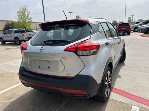 Used 2018 Nissan Kicks SV FWD image 3