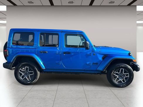 Used 2025 Jeep Wrangler Unlimited Sahara AWD/4WD image 2