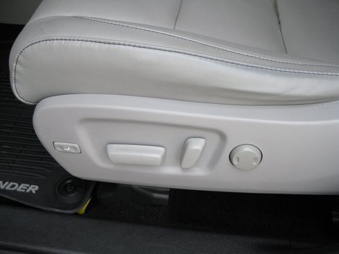 Used 2017 Toyota Highlander XLE AWD/4WD image 13