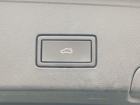 Certified 2022 Volkswagen Atlas Cross Sport SE w/ Panoramic Sunroof Package image 10