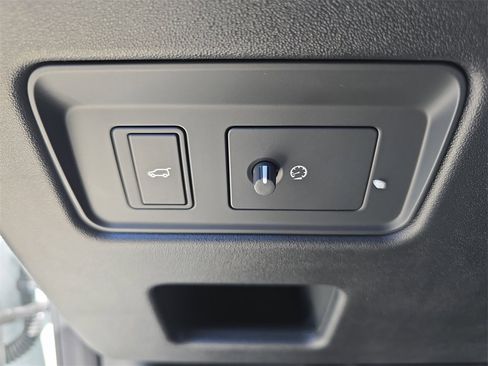 Used 2025 Land Rover Discovery Dynamic SE image 28