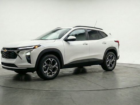 Used 2025 Chevrolet Trax LT FWD image 3