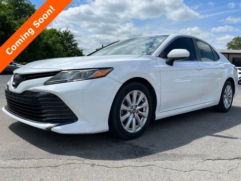 Used 2018 Toyota Camry LE FWD image 2