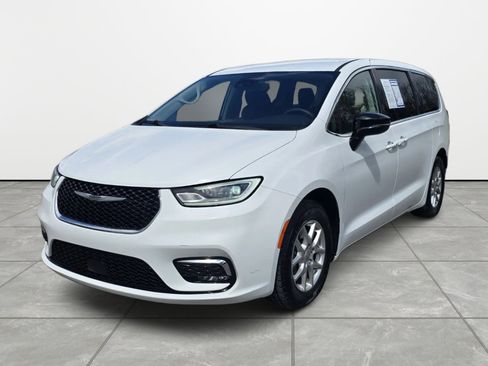 Used 2024 Chrysler Pacifica Touring-L FWD image 8