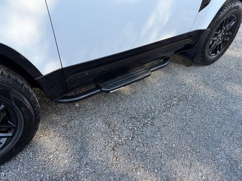 Used 2023 Land Rover Defender 90 X-Dynamic SE image 10