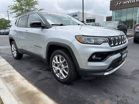 Used 2025 Jeep Compass Limited AWD/4WD image 2