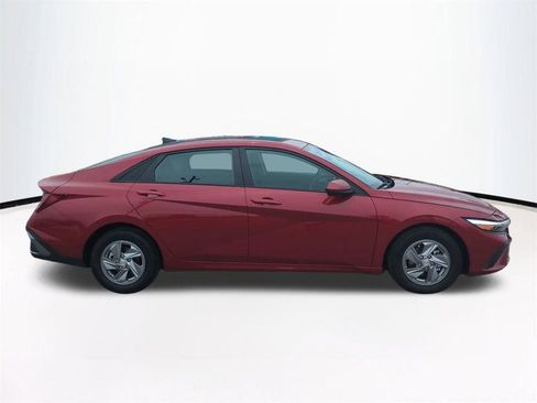 Used 2024 Hyundai Elantra SE FWD image 4