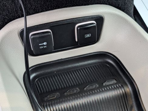 Used 2018 Chrysler Pacifica Touring-L image 27