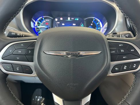Used 2024 Chrysler Pacifica Limited FWD image 28