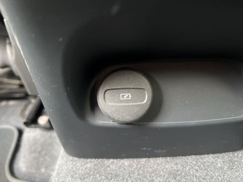 Used 2024 Volvo XC40 B5 Core image 27