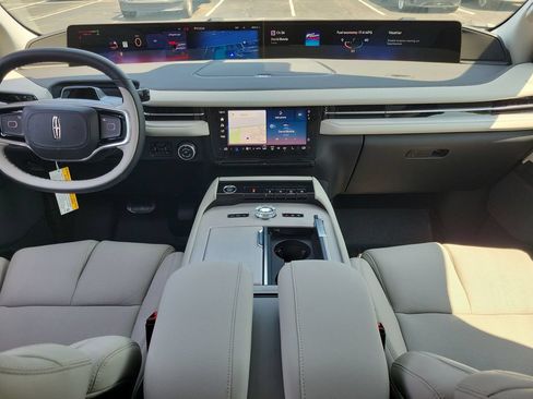 New 2026 Lincoln Navigator Premiere AWD/4WD image 11