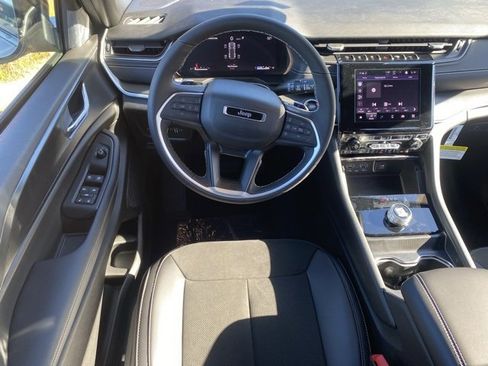 New 2025 Jeep Grand Cherokee Altitude image 35