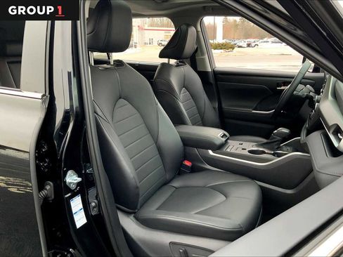 Used 2021 Toyota Highlander XLE AWD/4WD image 8