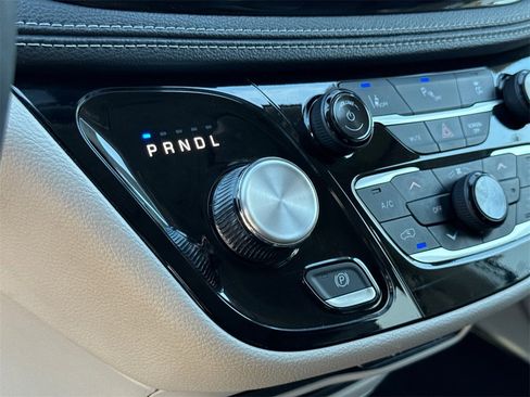 Used 2024 Chrysler Pacifica Select image 27
