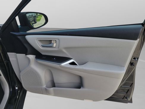 Used 2016 Toyota Camry LE FWD image 9
