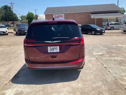 Used 2023 Chrysler Pacifica Touring-L FWD image 4