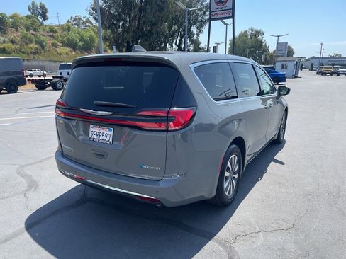 Used 2022 Chrysler Pacifica Touring-L w/ Uconnect Theater Family Group image 8