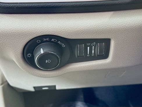 Certified 2024 Chrysler Pacifica Touring-L image 17