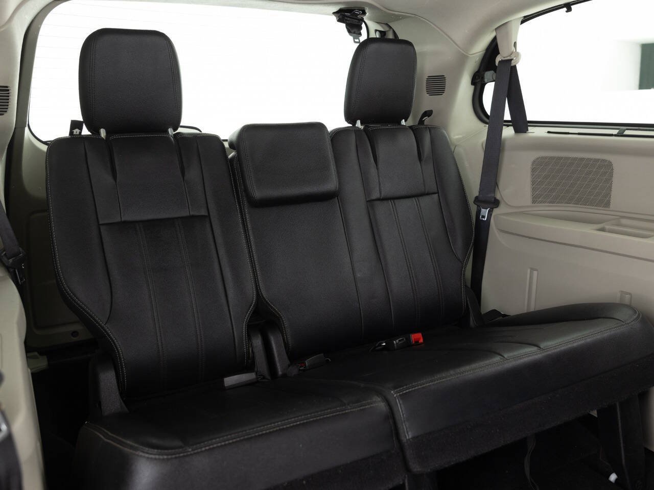 Used 2016 Chrysler Town & Country Touring FWD image 30