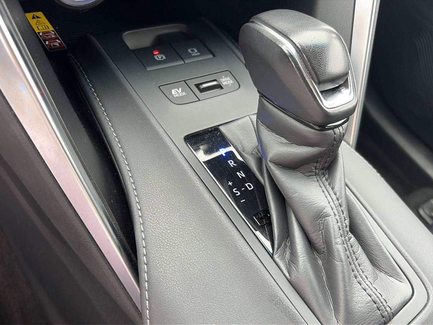 Used 2024 Toyota Venza LE AWD/4WD image 12