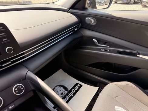 Used 2025 Hyundai Elantra SE FWD image 9
