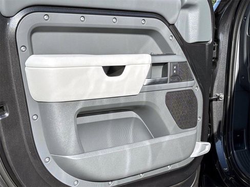New 2026 Land Rover Defender 130 X-Dynamic SE image 15
