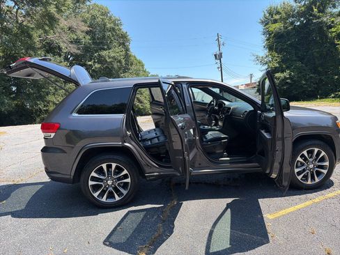 Used 2018 Jeep Grand Cherokee Overland AWD/4WD image 24