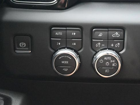 Used 2024 GMC Sierra 1500 AT4 w/ Technology Package AWD/4WD image 25