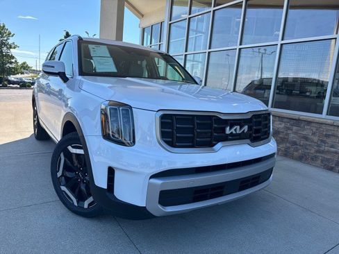 Used 2025 Kia Telluride S FWD image 2