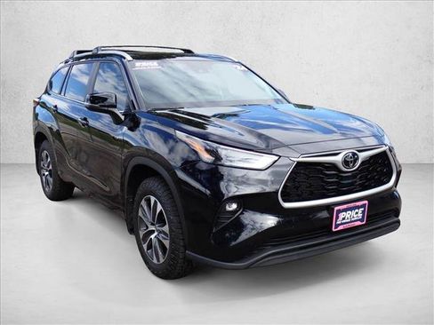 Used 2024 Toyota Highlander XLE AWD/4WD image 6