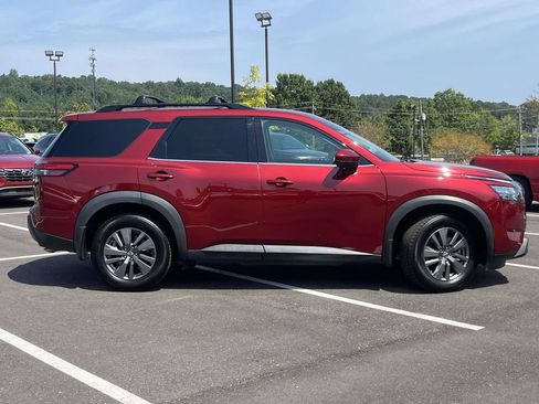 Used 2024 Nissan Pathfinder SV FWD image 2