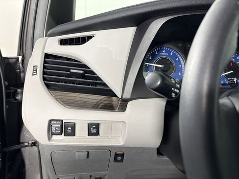 Used 2017 Toyota Sienna XLE image 14