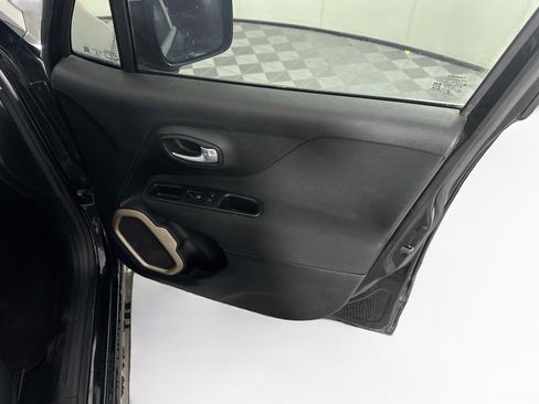 Used 2017 Jeep Renegade Latitude w/ Popular Equipment Group FWD image 29