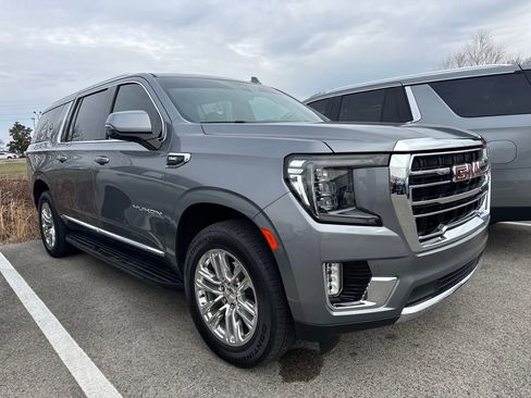 Used 2022 GMC Yukon XL SLT w/ SLT Premium Package image 3