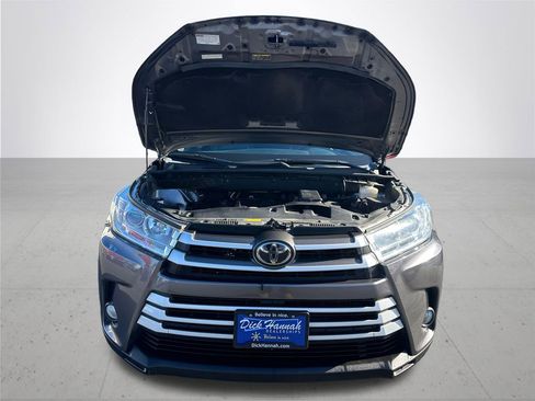 Used 2019 Toyota Highlander XLE image 3