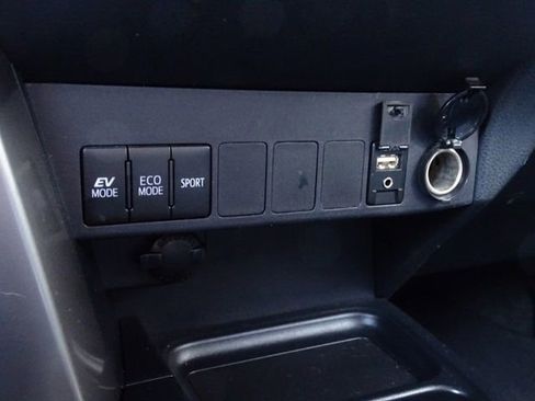 Used 2018 Toyota RAV4 LE image 35