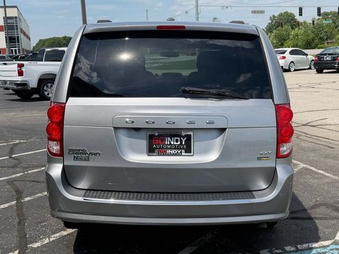 Used 2017 Dodge Grand Caravan SXT w/ Driver Convenience Group FWD image 4