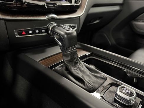 Used 2021 Volvo XC60 T6 Momentum image 21