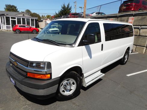 Used 2017 Chevrolet Express 3500 LT w/ LT Preferred Equipment Group RWD image 4