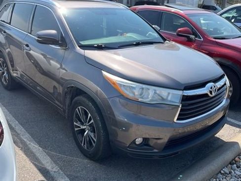 Used 2016 Toyota Highlander XLE image 1