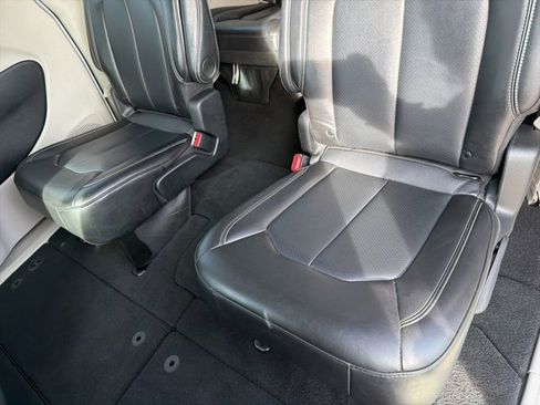 Used 2024 Chrysler Pacifica Touring-L image 20