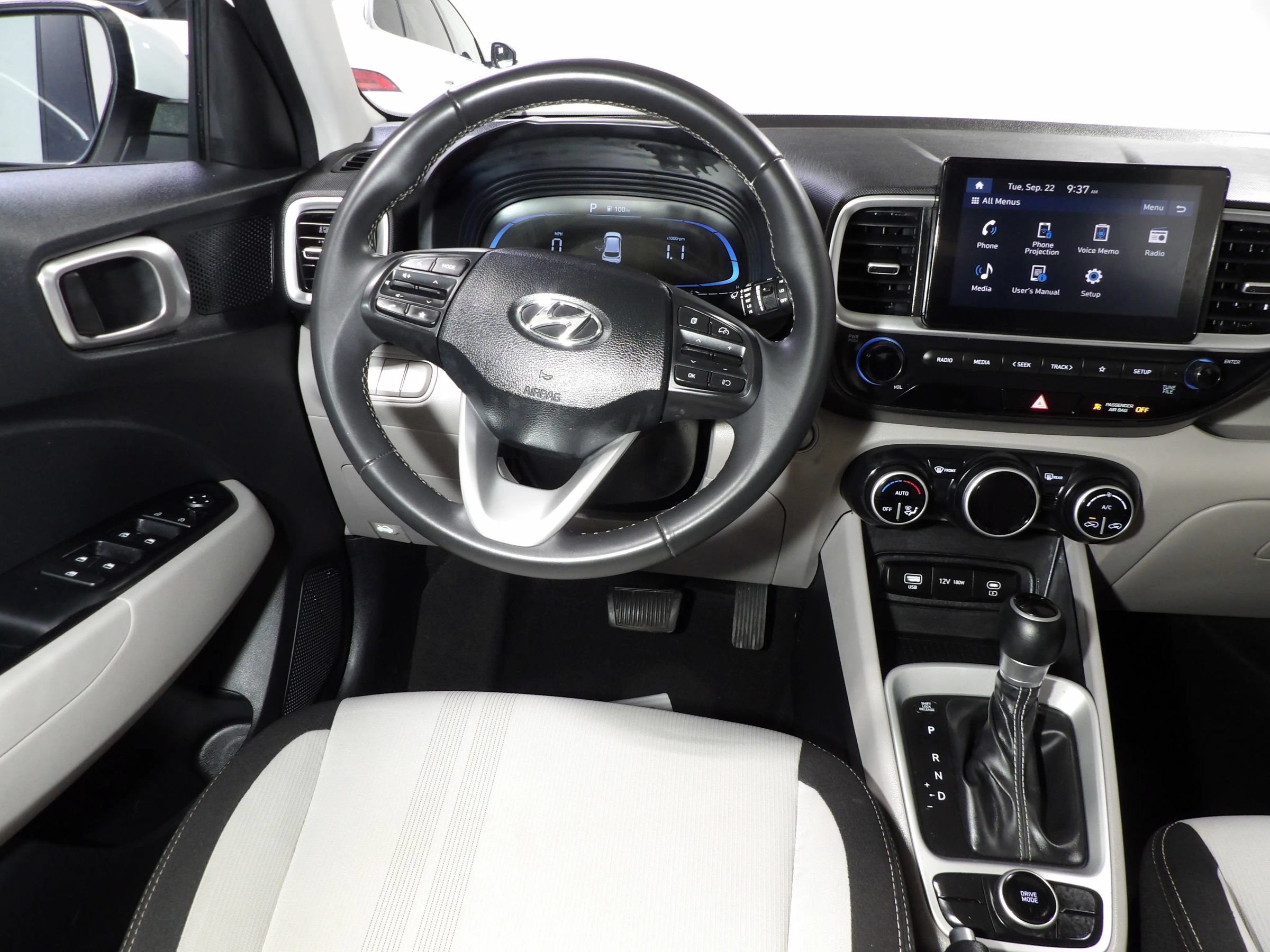 Used 2025 Hyundai Venue SEL FWD image 10