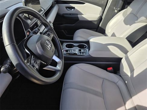 Used 2025 Honda Pilot Touring image 10